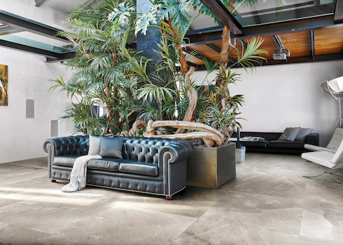 Płytki Florim Rock Salt Danish Smoke na podłodze w loftowym salonie.